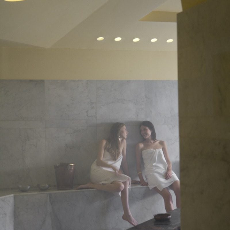 ragazze all'interno del bagno turco