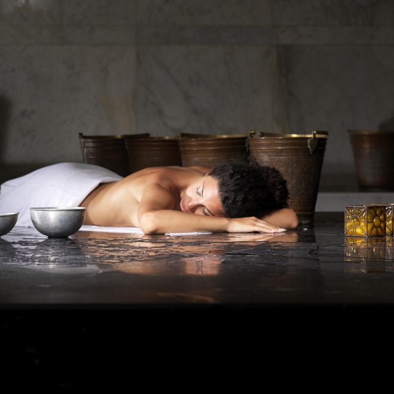 modella sdraiata dentro l'hammam