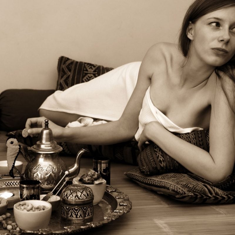 modella distesa all'interno dell'hammam