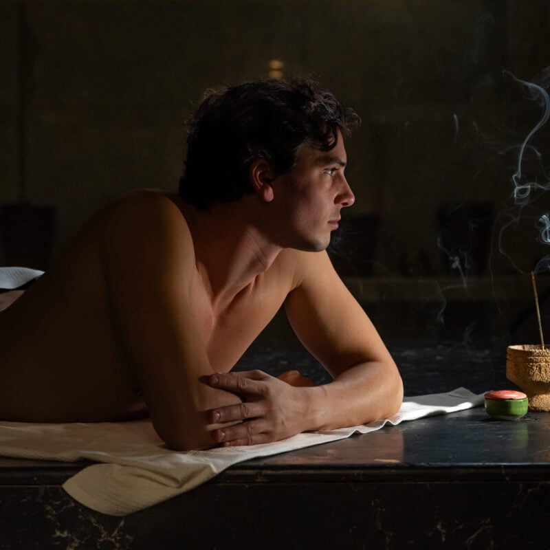 dettaglio di un ragazzo disteso all'interno dell'hammam