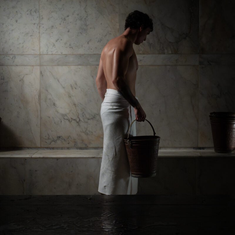 ragazzo dentro hammam